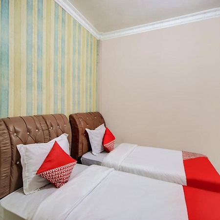 Oyo 3389 Sonya Homestay Syariah Tebing Tinggi Extérieur photo