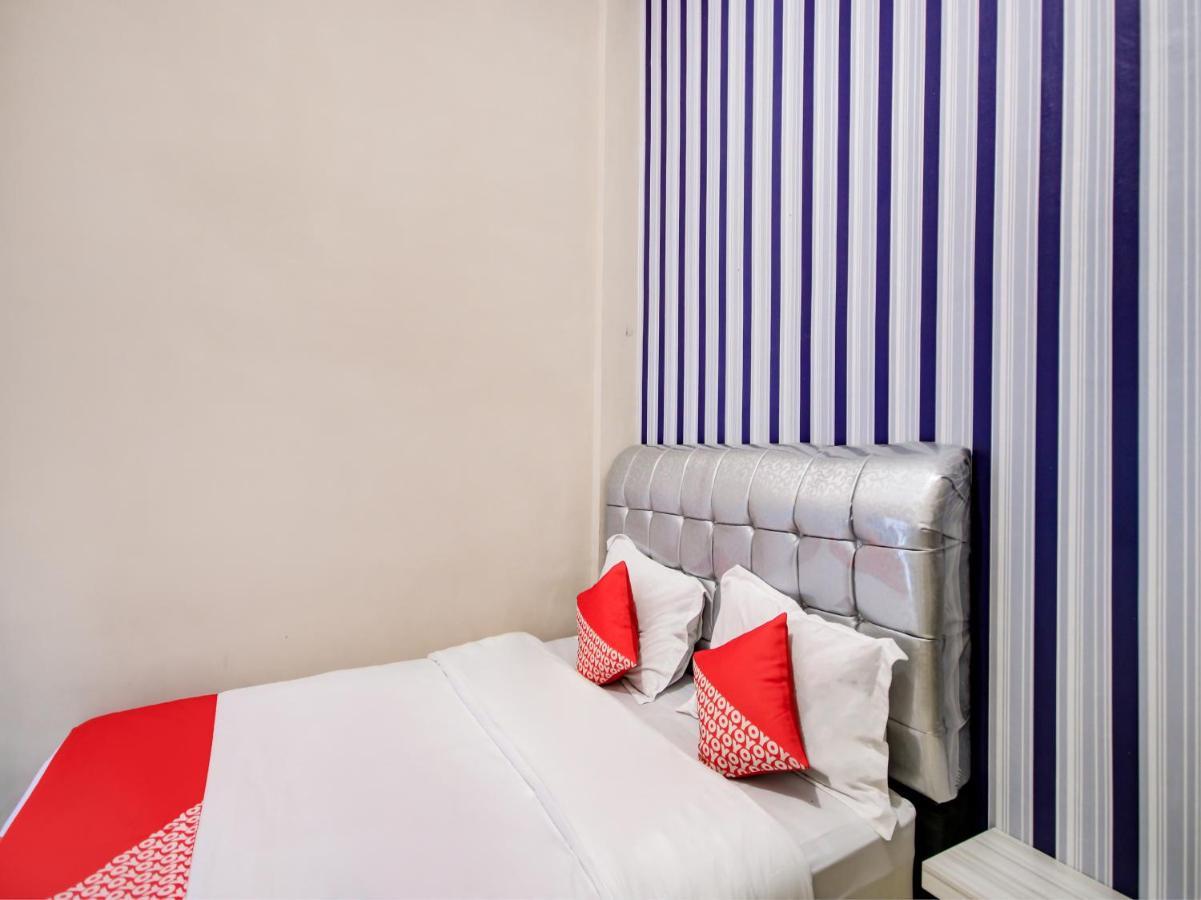 Oyo 3389 Sonya Homestay Syariah Tebing Tinggi Extérieur photo