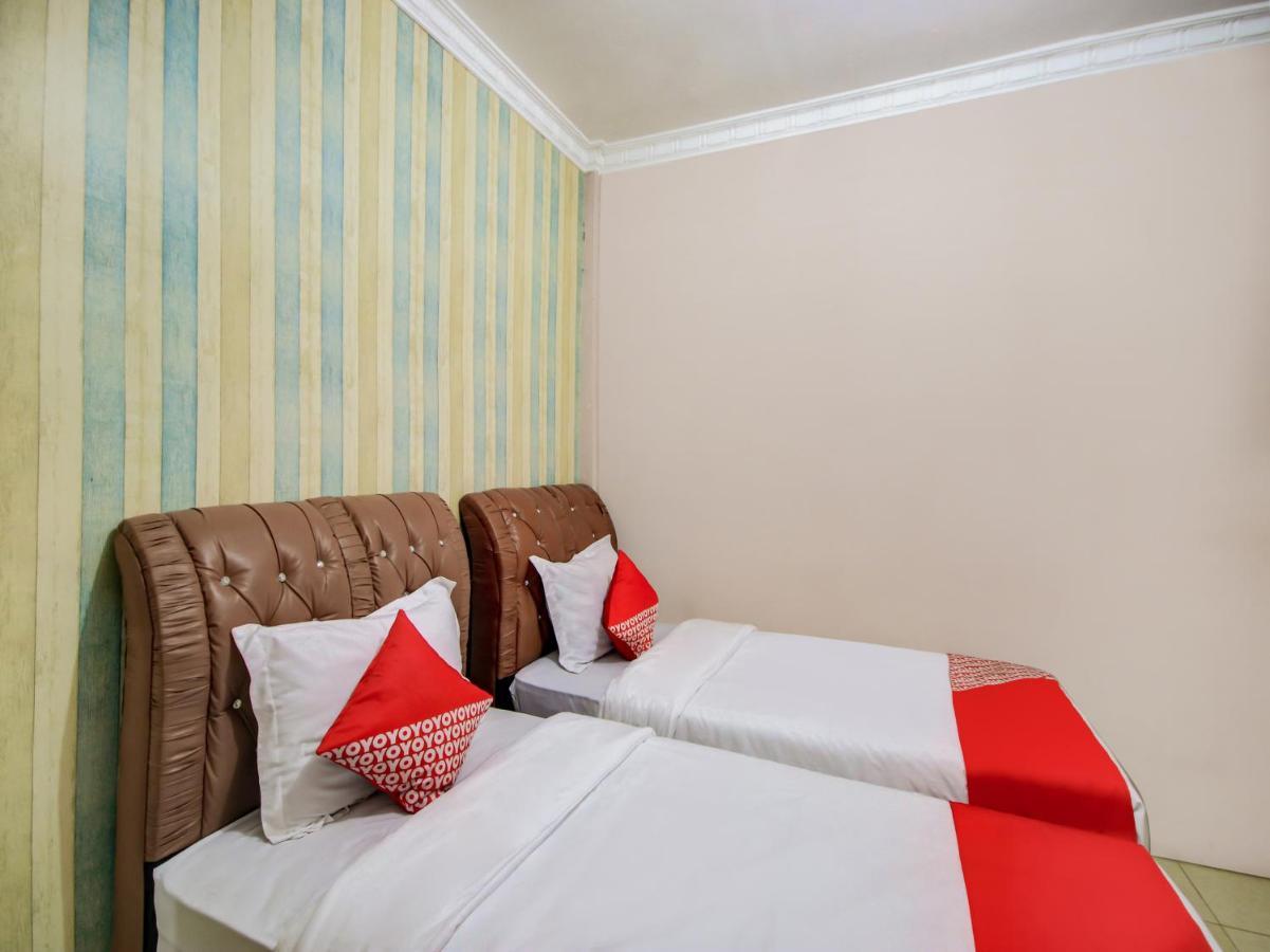 Oyo 3389 Sonya Homestay Syariah Tebing Tinggi Extérieur photo